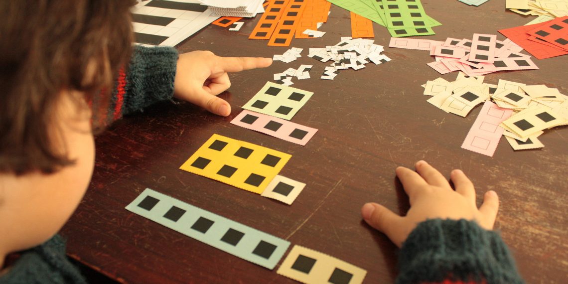 child playing numblers
